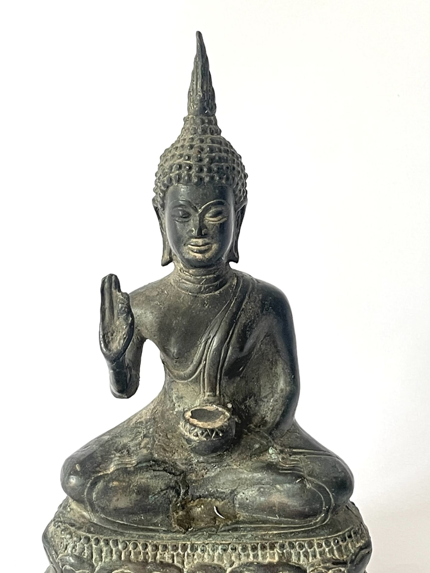Alter traditioneller Buddha - Bild 2 aus 12
