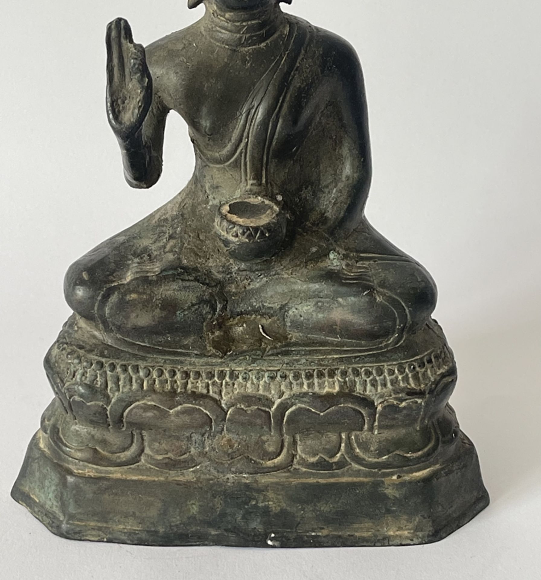 Alter traditioneller Buddha - Bild 3 aus 12