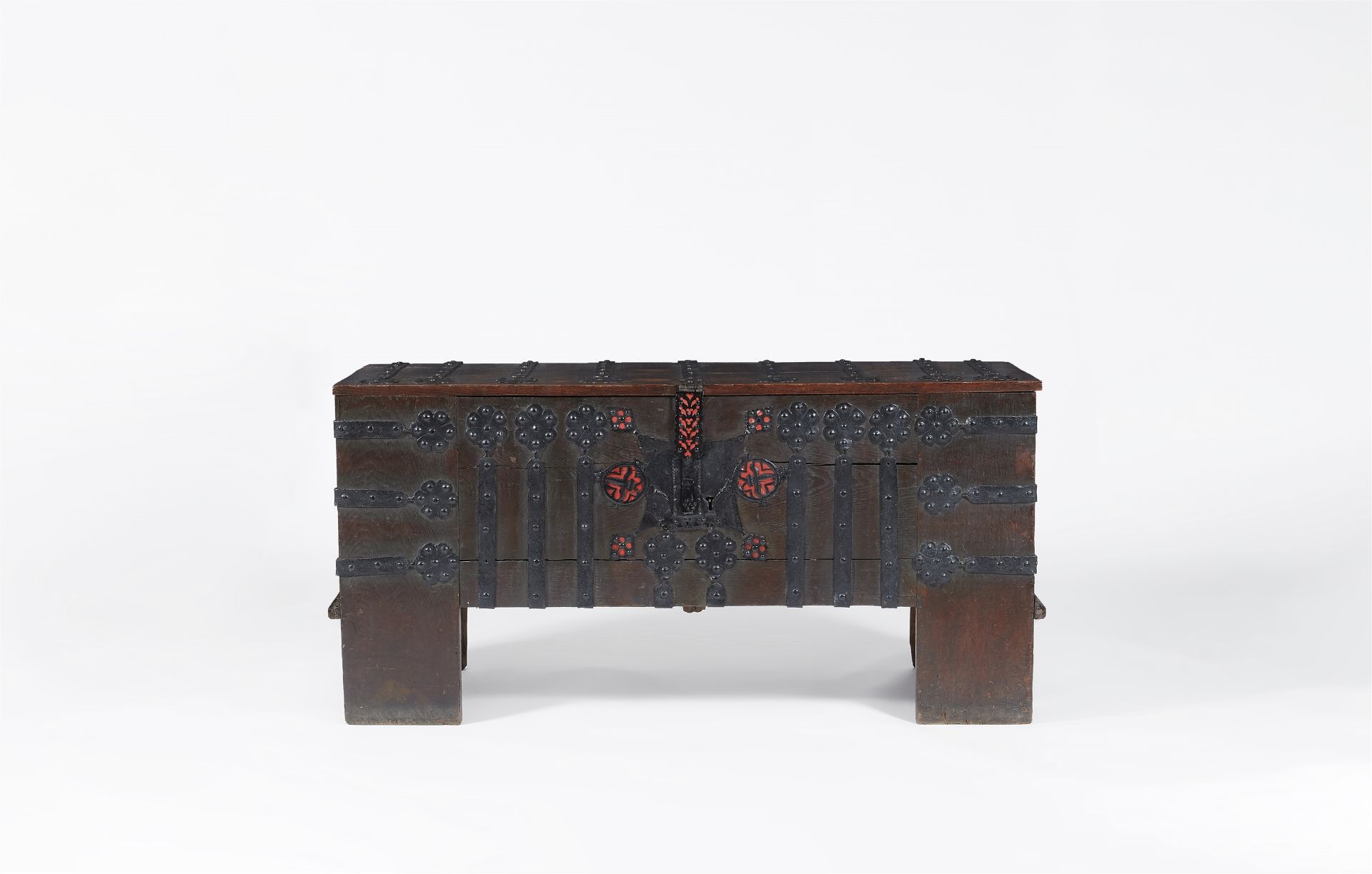 A Late Gothic style oaken chest - Image 2 of 2