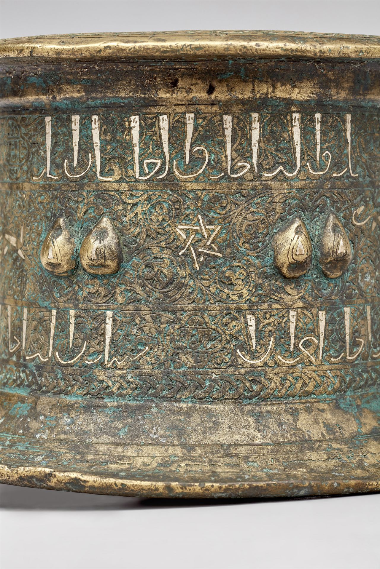 An Islamic mortar with lotus bud reliefs - Image 5 of 5