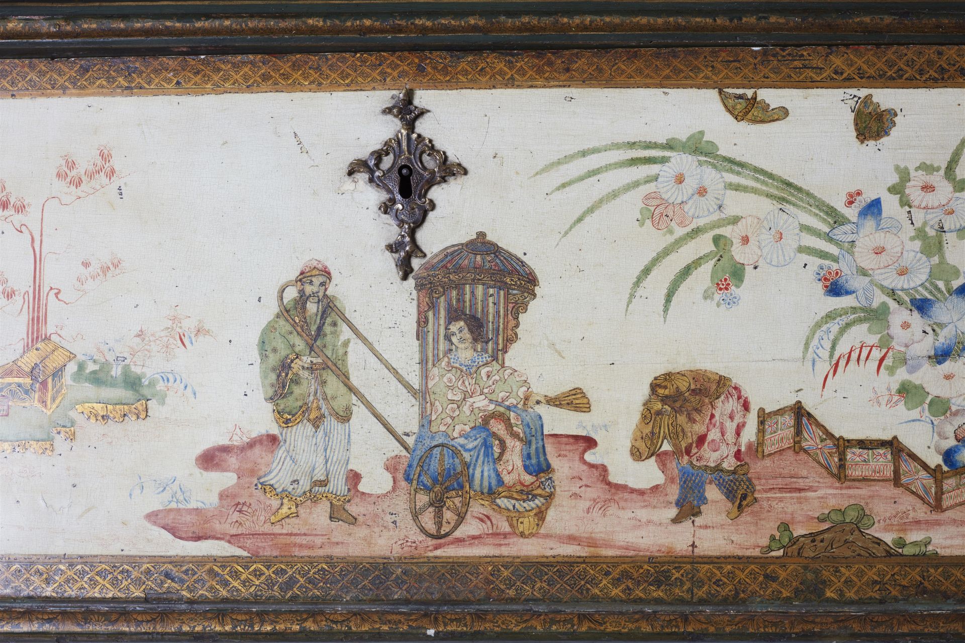 An important Chinoiserie painted cabinet - Image 7 of 26
