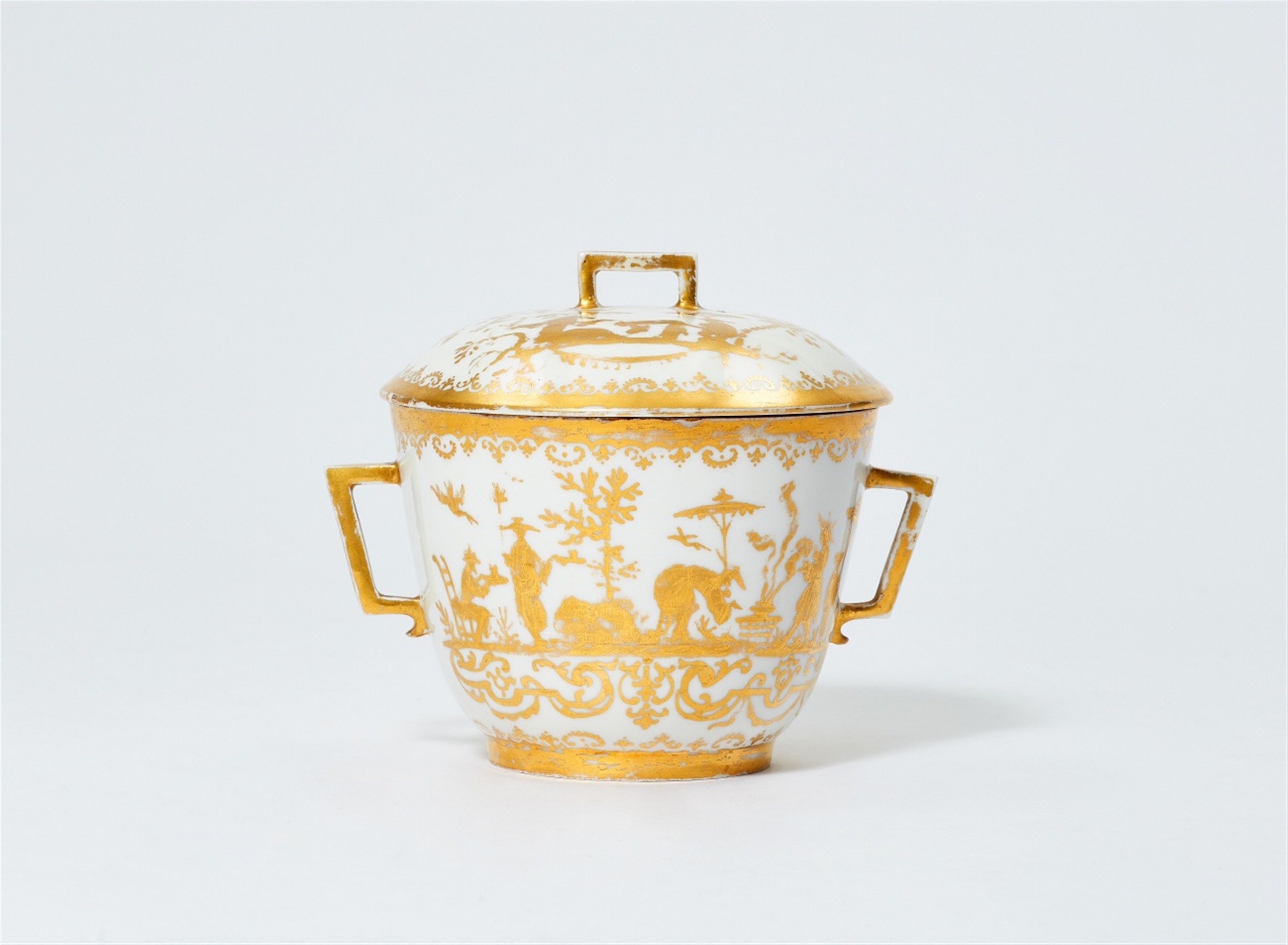 A rare Meissen Böttger porcelain ecuelle with the coat of arms of Beauvau-Craon/Ligniville - Image 2 of 4