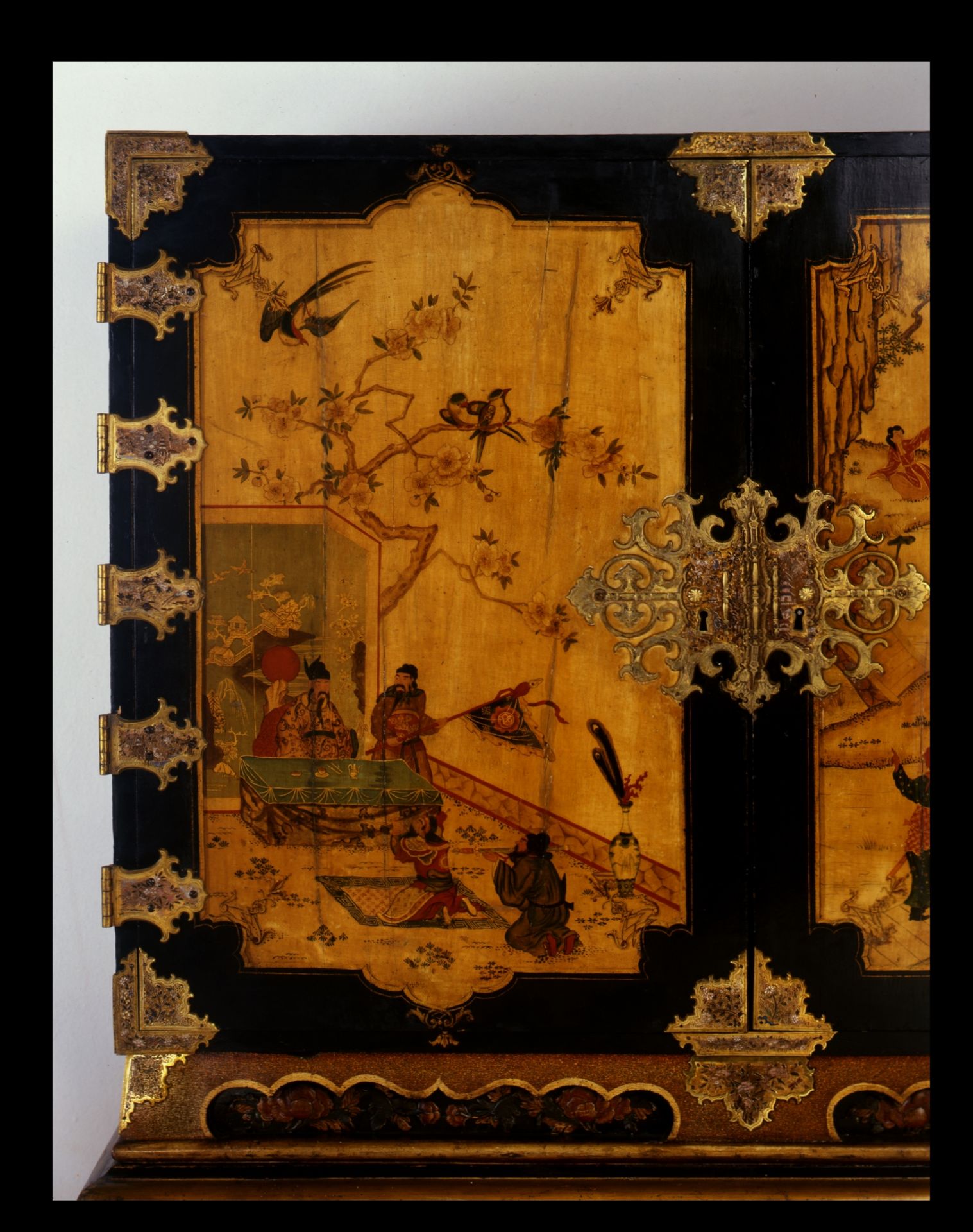 An important Chinoiserie painted cabinet - Image 11 of 26