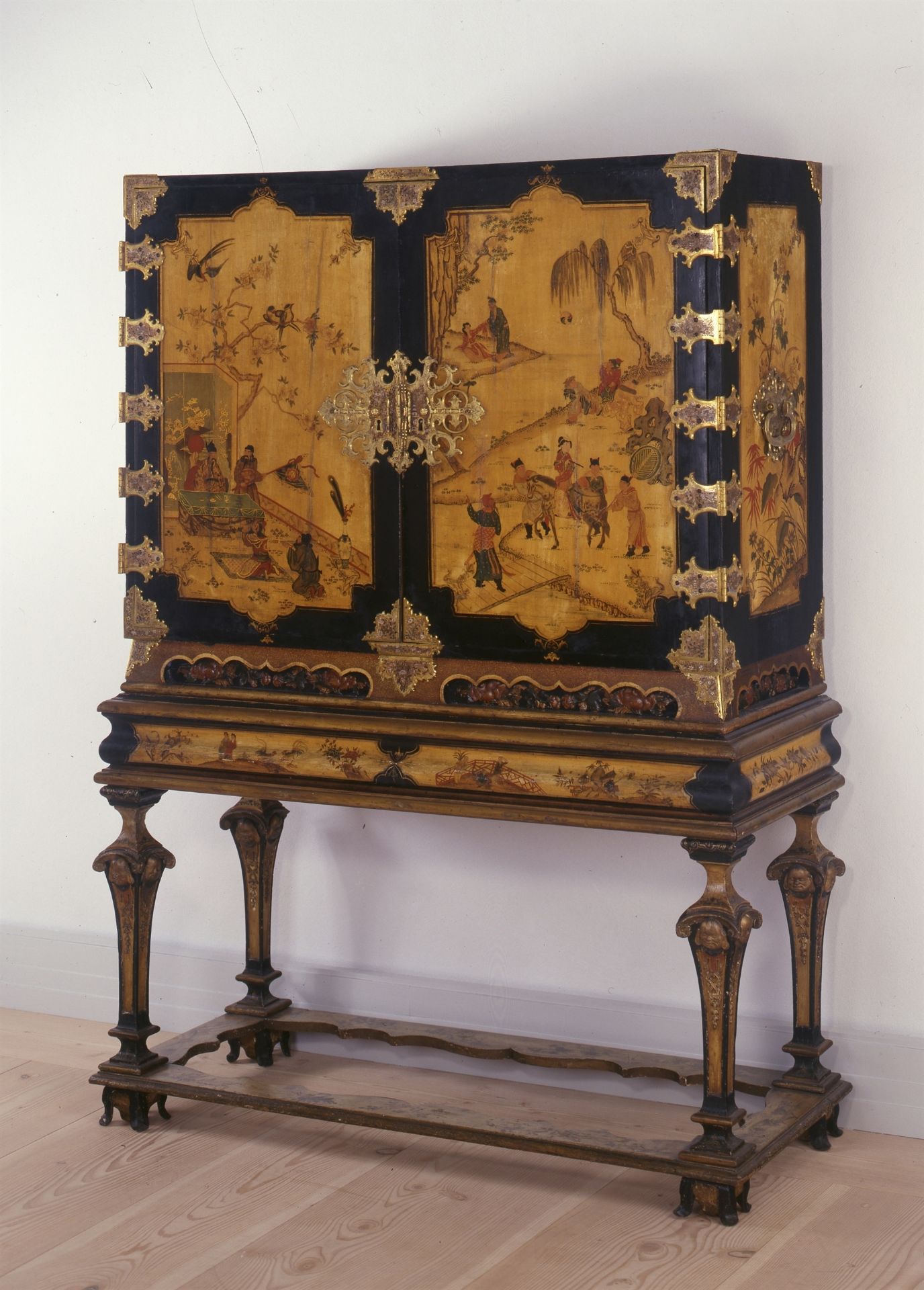 An important Chinoiserie painted cabinet - Image 10 of 26