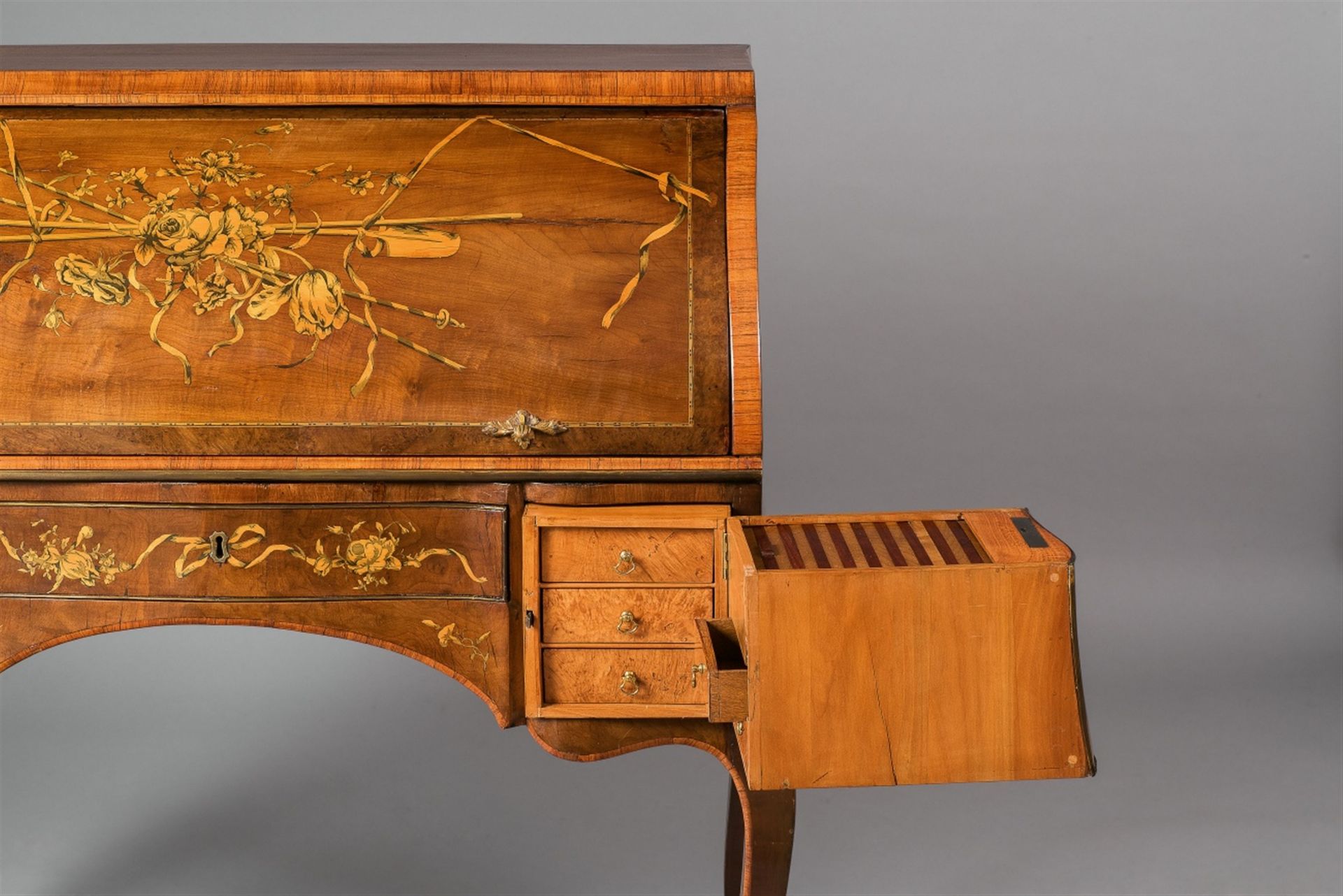 A David Roentgen cylinder bureau - Image 3 of 7