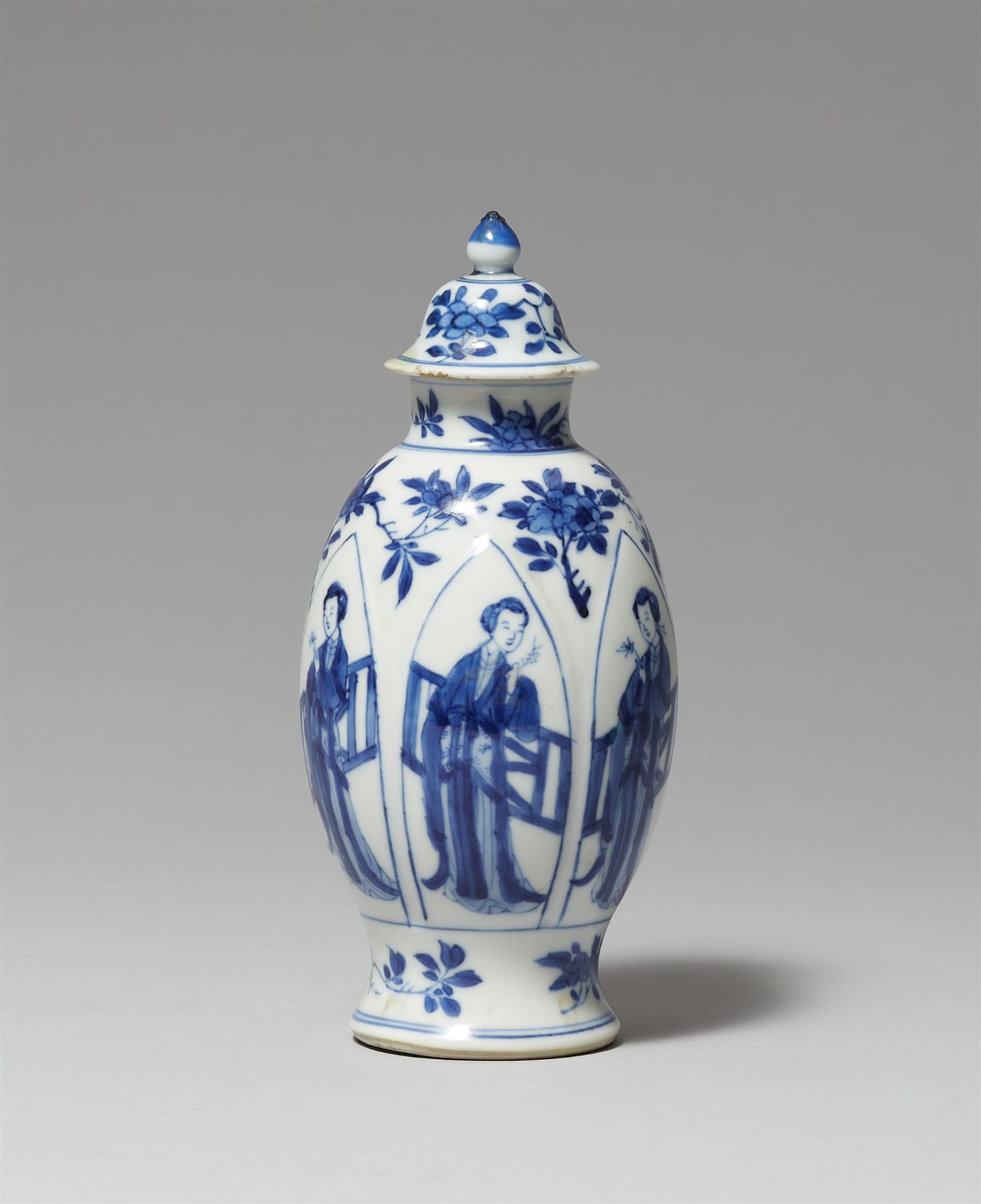 Kleine blau-weiße Lange-Lijzen-Deckelvase. Kangxi-Periode (1662–1722) - Bild 2 aus 3