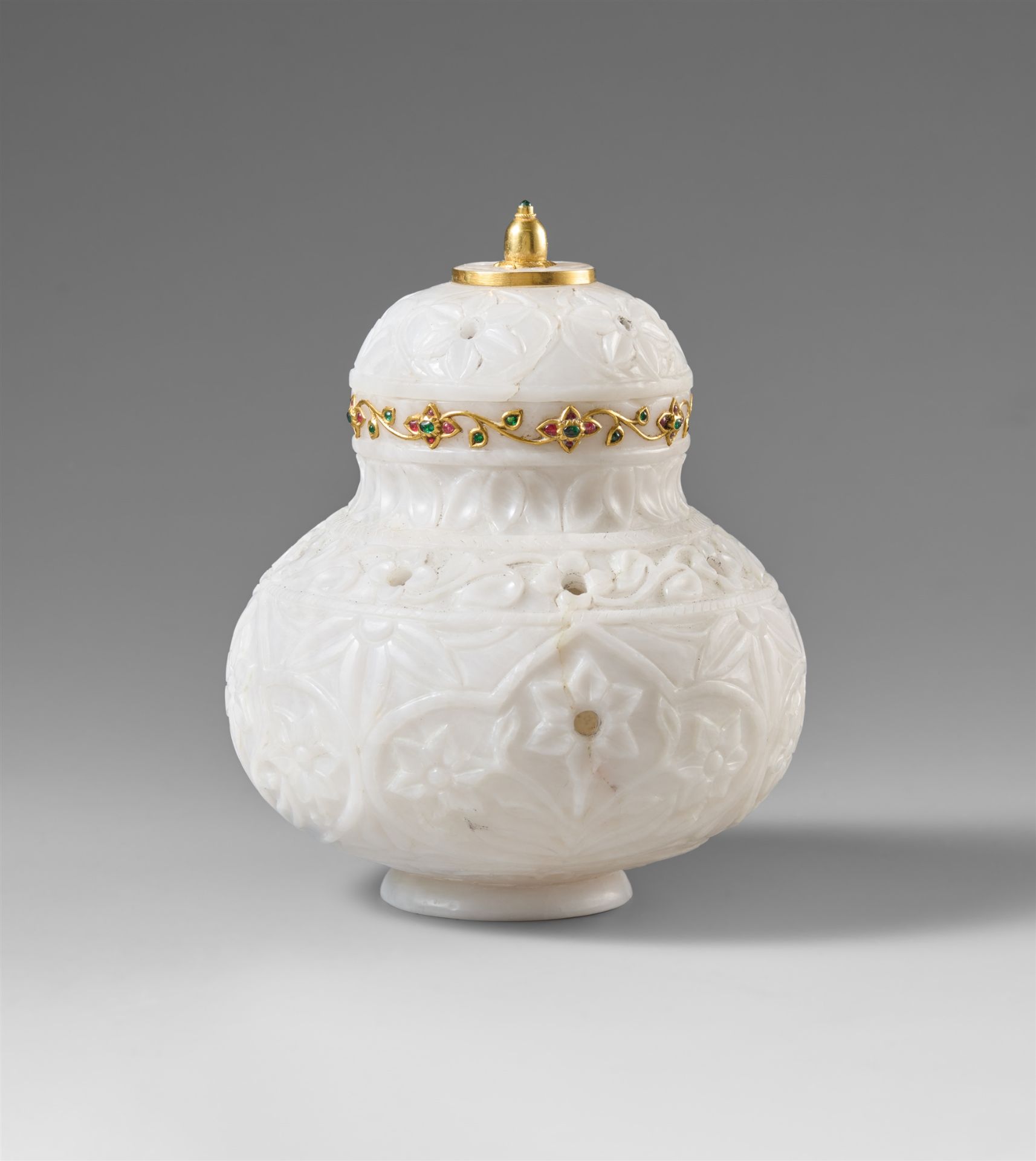 A Mughal-style white marble lidded jar. India. - Image 2 of 2