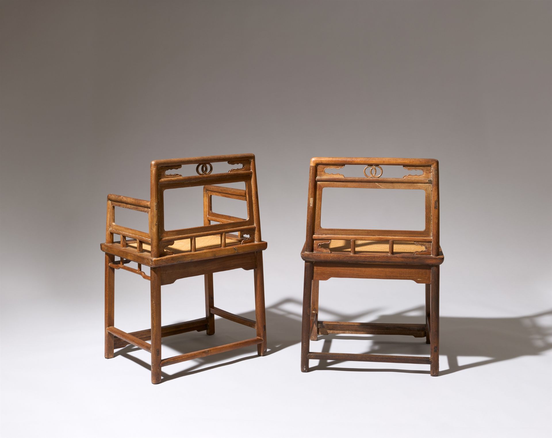 Zwei Stühle vom meiguiyi-Typ. Jichimu-Holz. - Bild 2 aus 2