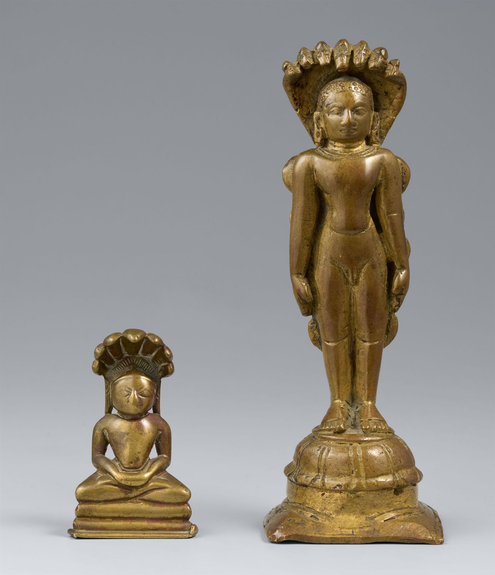 Zwei Jain-Figuren. Gelbguss. West-Indien, Gujarat. 15./18. Jh.