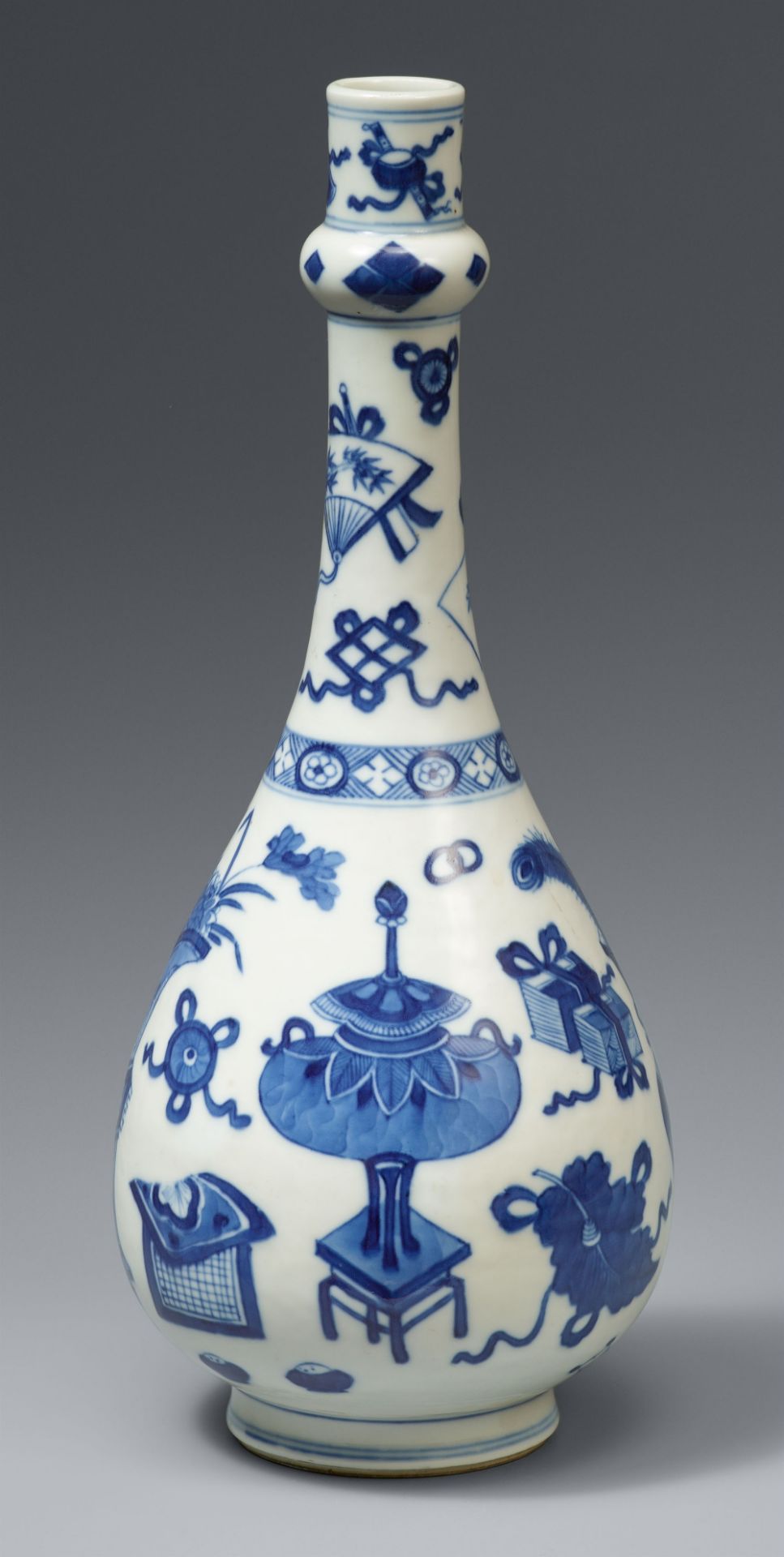 Blau-weiße Flaschenvase. Kangxi-Periode (1662–1722)