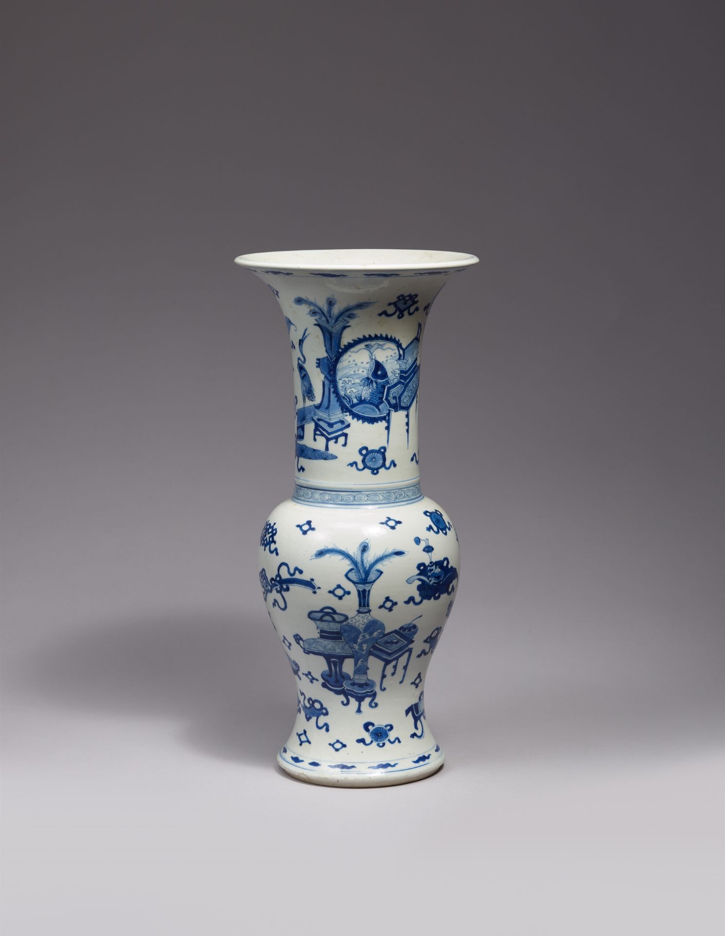 Blau-weiße fengweizun (yenyen-Vase). Kangxi-Periode (1662–1722) - Bild 2 aus 2