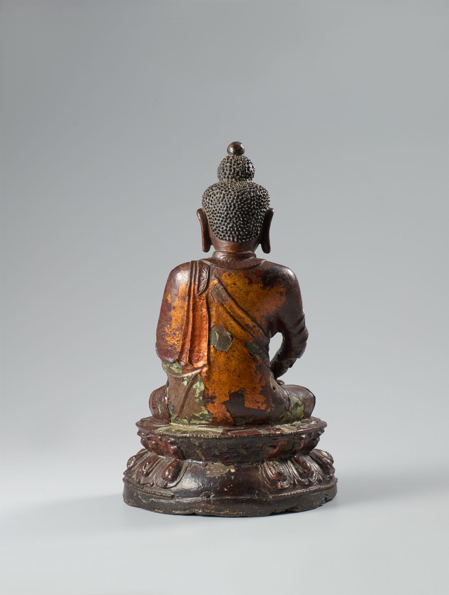 Buddha Shakyamuni. Bronze mit Lackfassung. 17./18. Jh. - Bild 2 aus 2