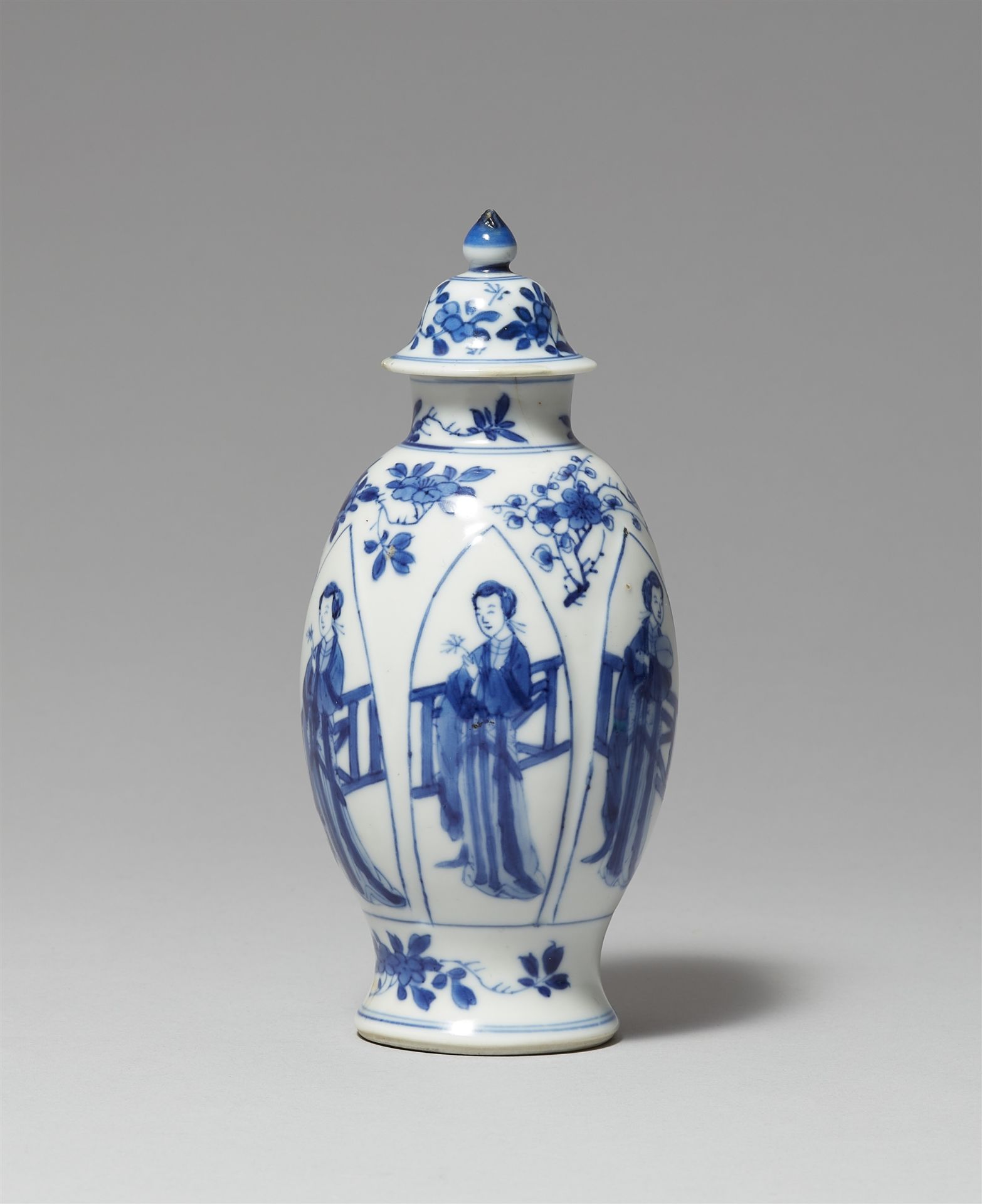 Kleine blau-weiße Lange-Lijzen-Deckelvase. Kangxi-Periode (1662–1722) - Bild 3 aus 3