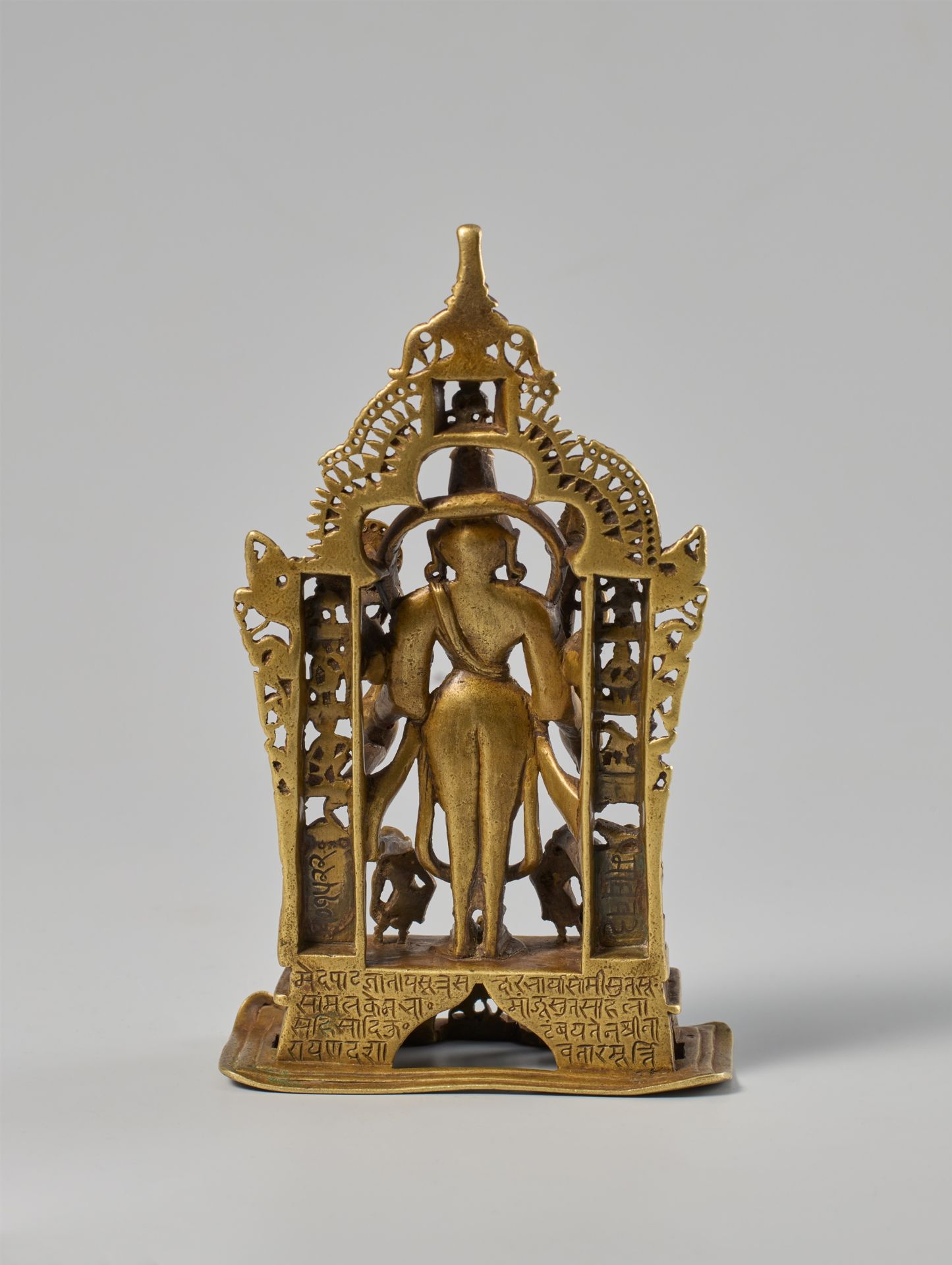 Vishnu-Altar. Gelbguss. West-Indien, Gujarat. Inschriftlich datiert 1465 - Bild 2 aus 2