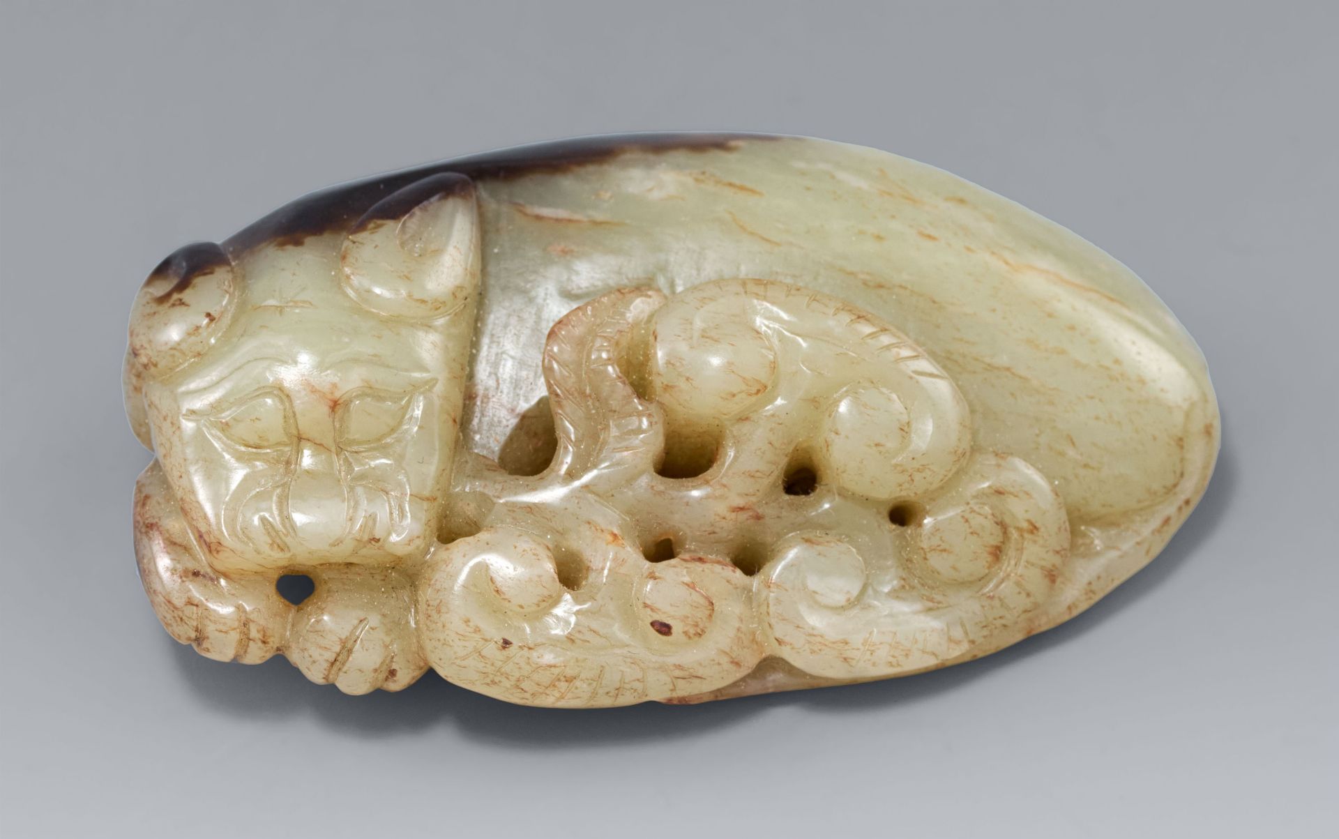 Großer Anhänger (toggle). Graue Jade (?). Wohl Qing-Zeit