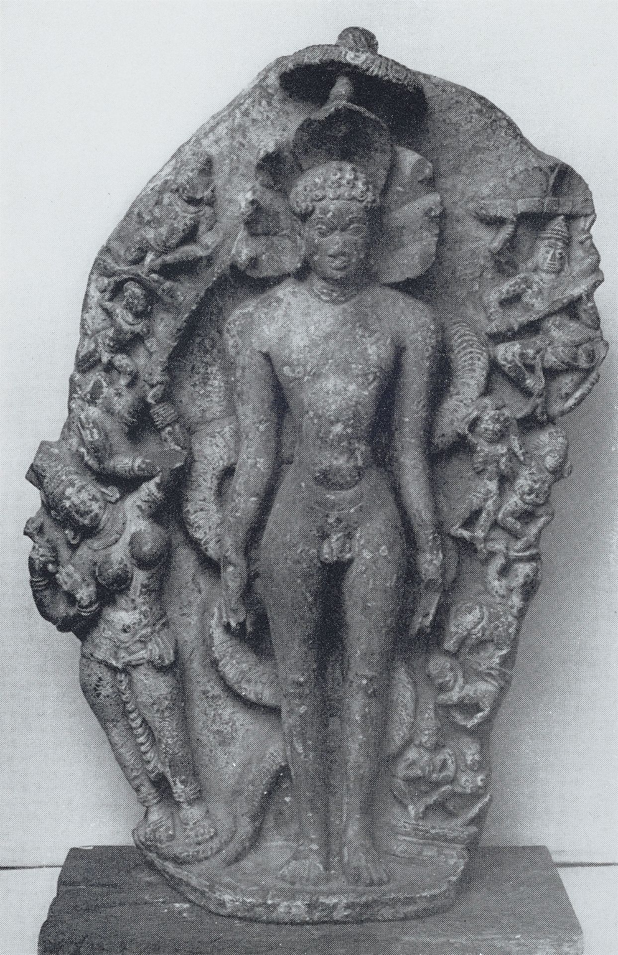 Große Stele des Parshvanatha. Stein. Indien, wohl Madhya Pradesh. 9./10. Jh. - Bild 4 aus 6