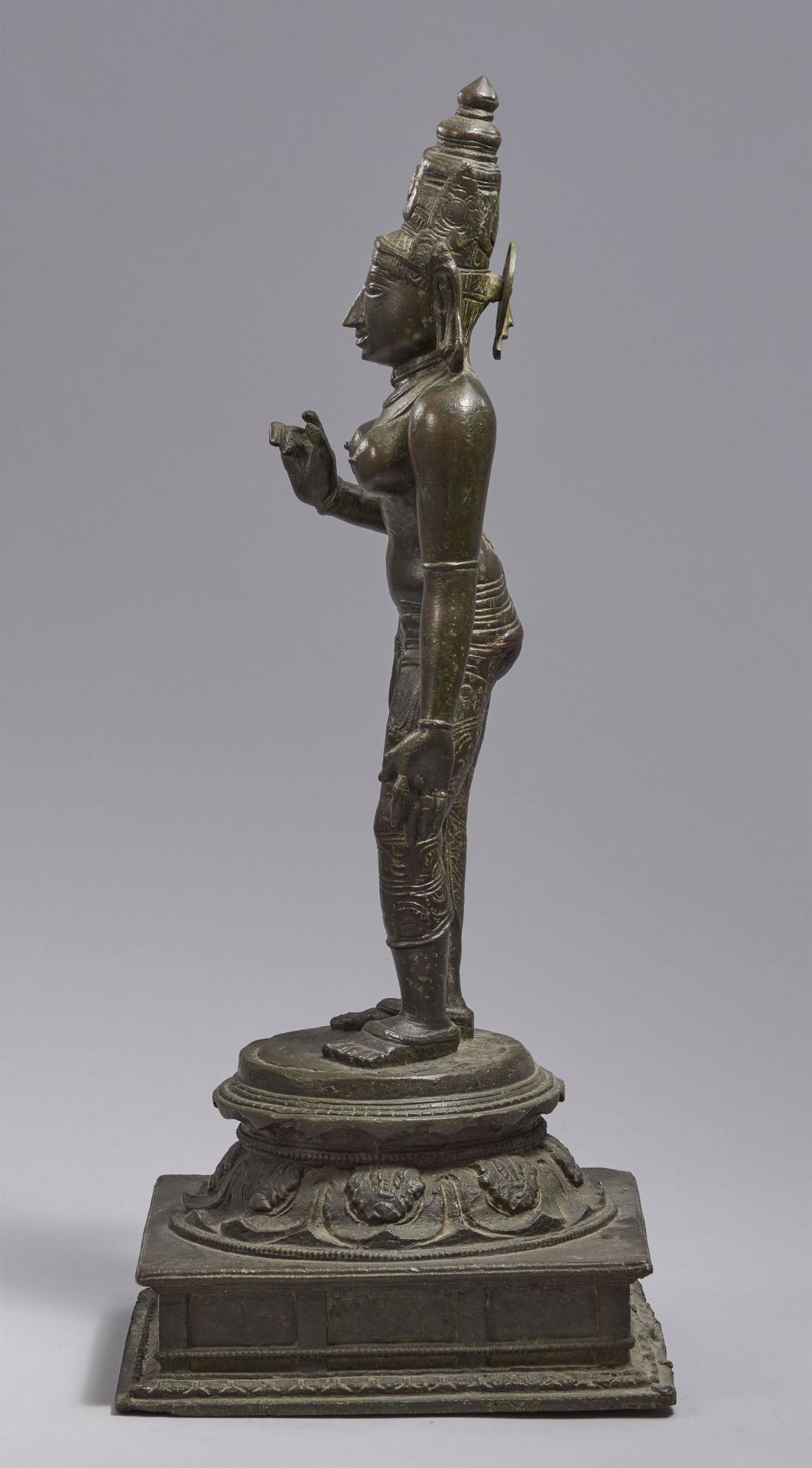 A fine bronze figure of Bhudevi or Parvati. Southern India, Tamil Nadu. Vijayanagara period, ca. 16t - Image 3 of 8