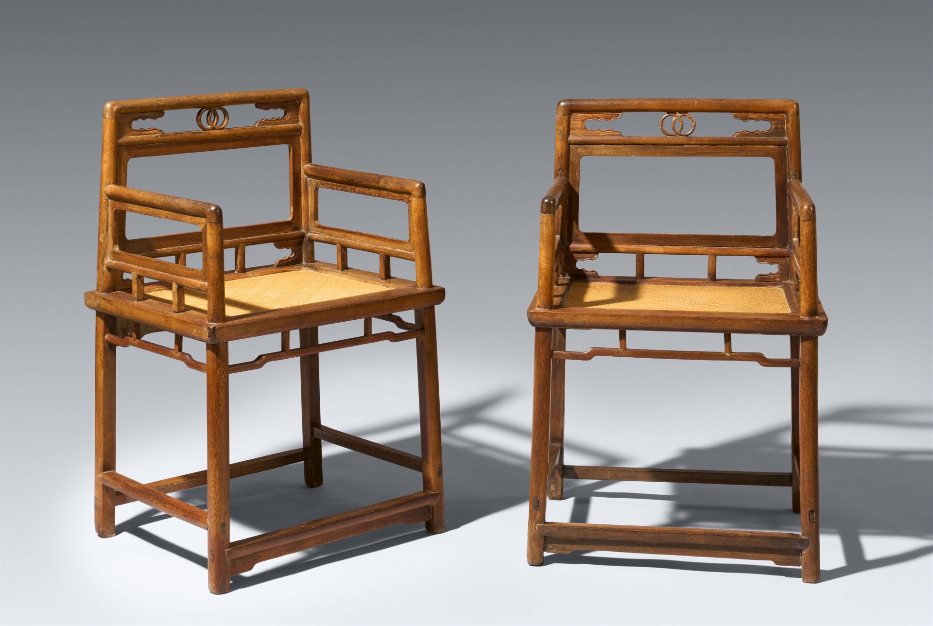 Zwei Stühle vom meiguiyi-Typ. Jichimu-Holz.