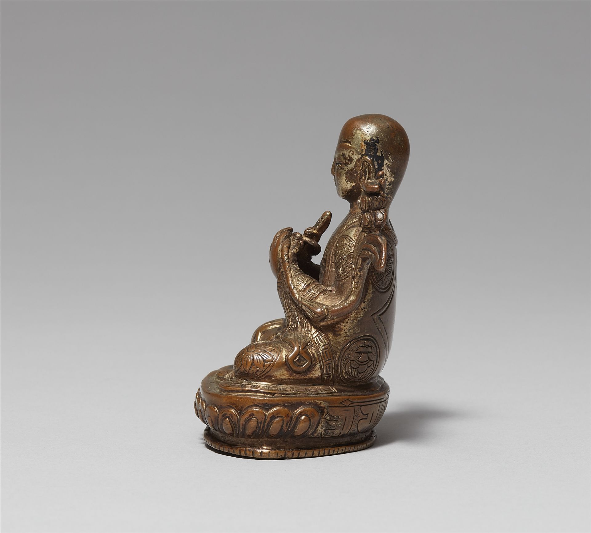 A Sinotibetan gilt bronze figure of Tsongkhapa. 19th/20th century - Image 2 of 4