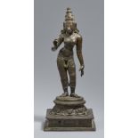 Bhudevi oder Parvati. Bronze. Süd-Indien, Tamil Nadu. Vijayanagara-Zeit, ca. 16./17. Jh.