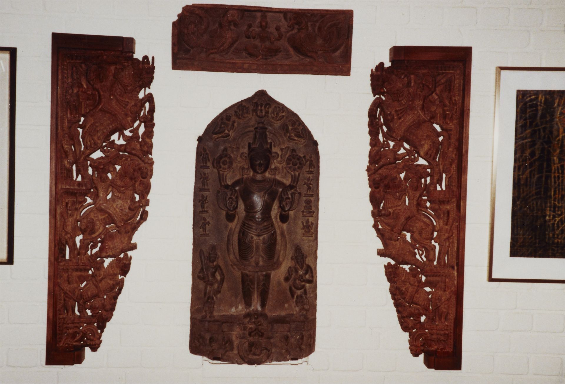 Paar große Konsolen. Möglicherweise Teak-Holz. Süd-Indien, Tamil Nadu. 19./frühes 20. Jh. - Bild 3 aus 3