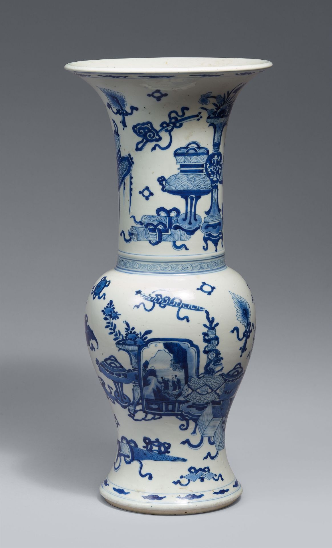 Blau-weiße fengweizun (yenyen-Vase). Kangxi-Periode (1662–1722)