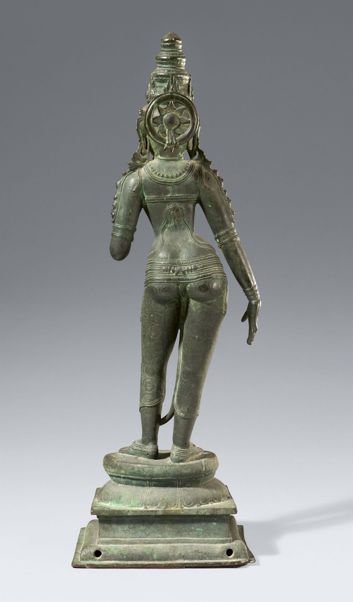 A fine bronze figure of Lakshmi (Shridevi). Southern India, Tamil Nadu. Vijayanagar period, ca. 15th - Image 3 of 9