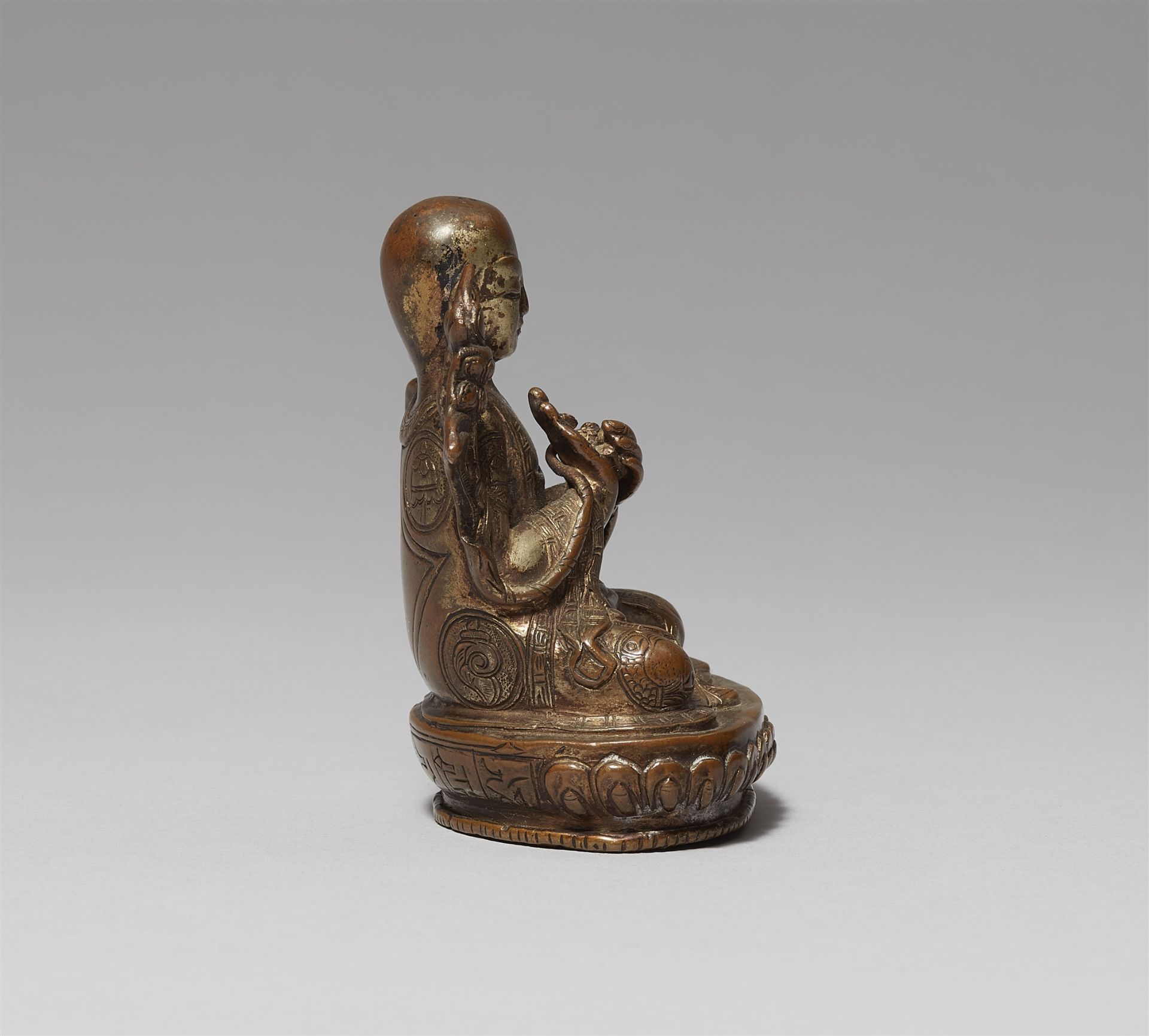 A Sinotibetan gilt bronze figure of Tsongkhapa. 19th/20th century - Image 4 of 4