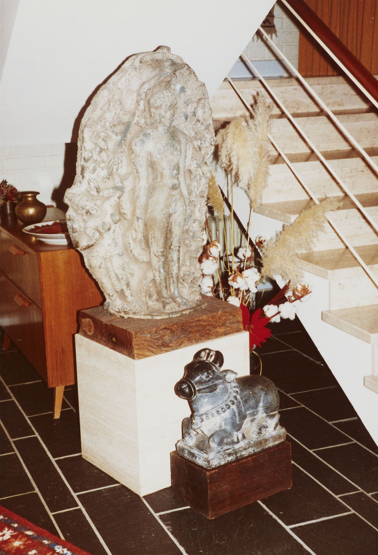 Große Stele des Parshvanatha. Stein. Indien, wohl Madhya Pradesh. 9./10. Jh. - Bild 6 aus 6
