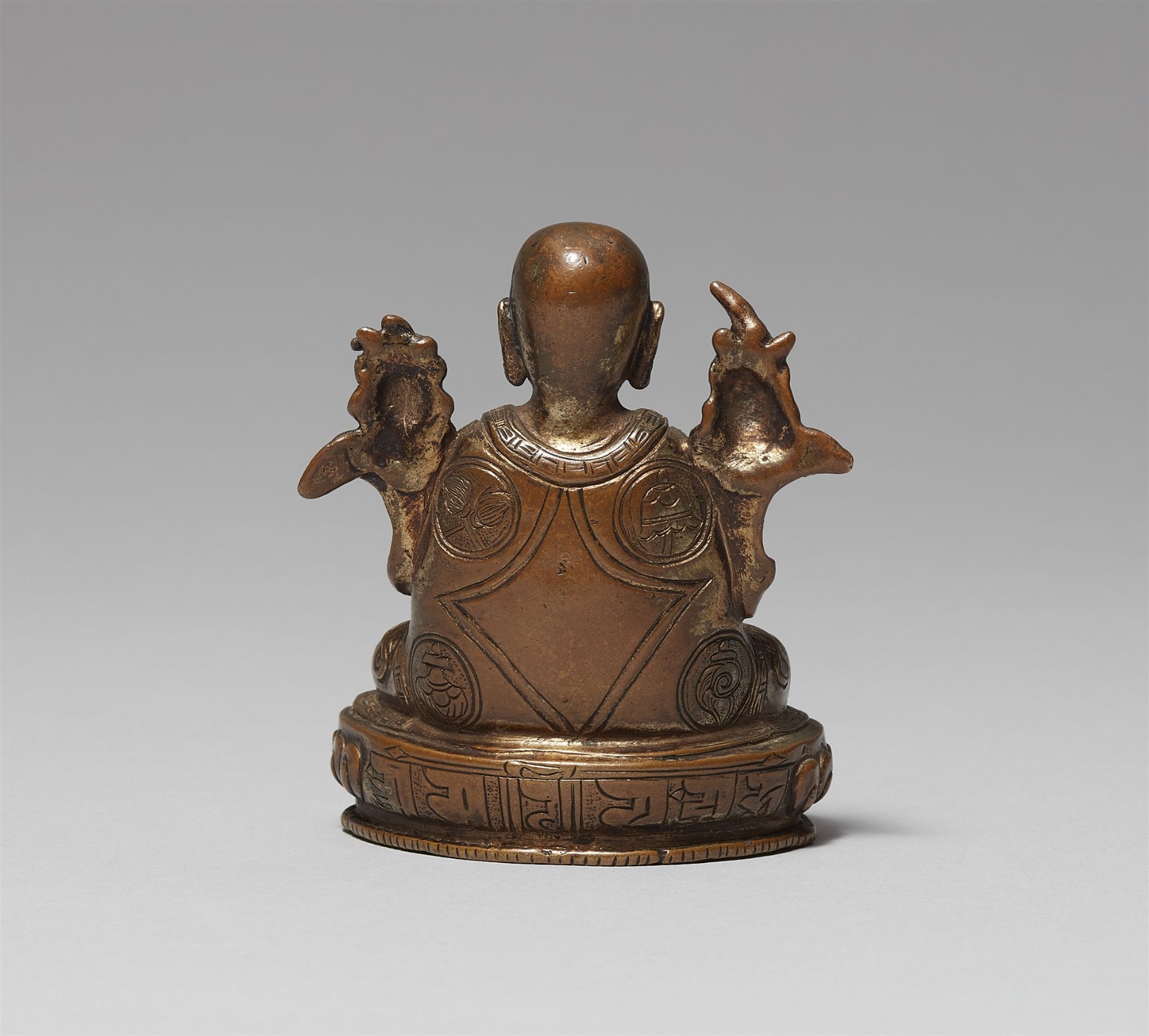 A Sinotibetan gilt bronze figure of Tsongkhapa. 19th/20th century - Image 3 of 4