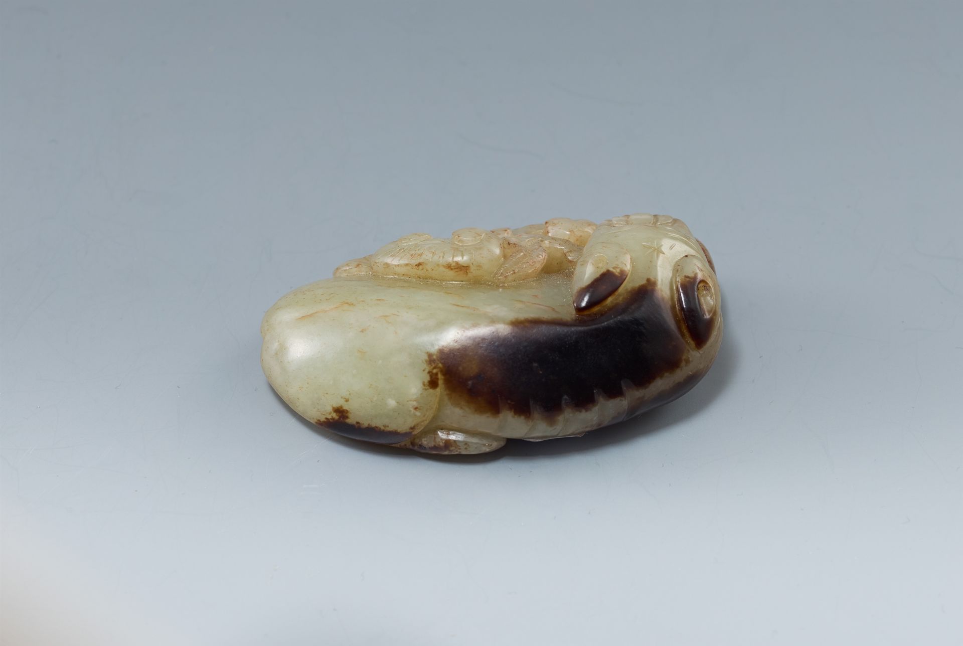 Großer Anhänger (toggle). Graue Jade (?). Wohl Qing-Zeit - Bild 2 aus 2