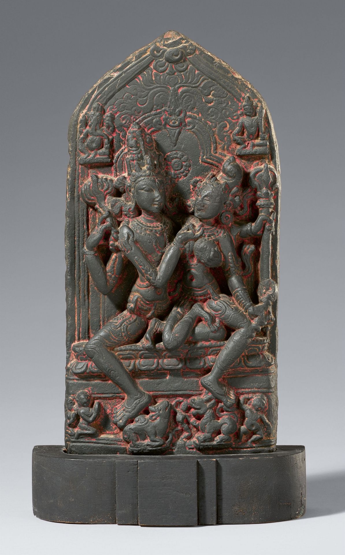 Kleine Stele von Umamaheshvara. Geschwärzter Stein. Ost-Indien, Bihar. Im Stil der Pala-Zeit