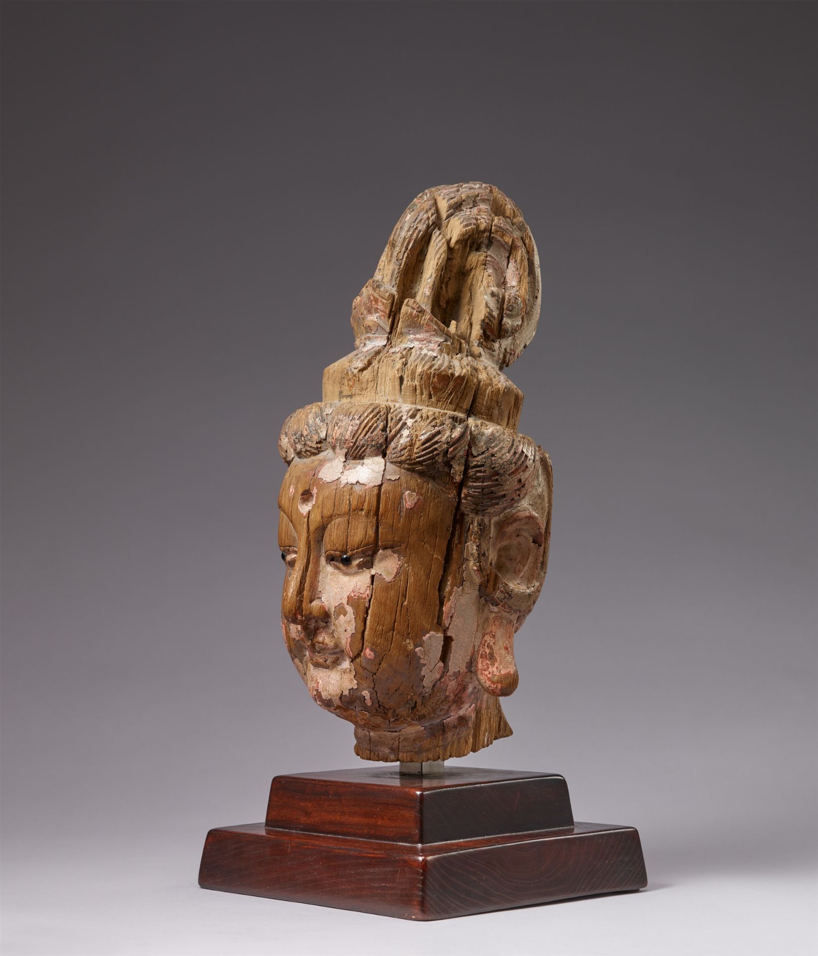 Kopf eines Guanyin. Holz. Im Stil der Yuan-Zeit - Bild 2 aus 4