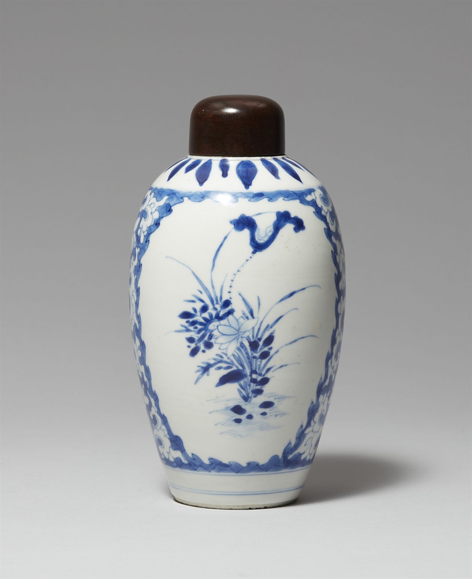 Blau-weiße Vase. Kangxi-Periode (1662–1722) - Bild 3 aus 5