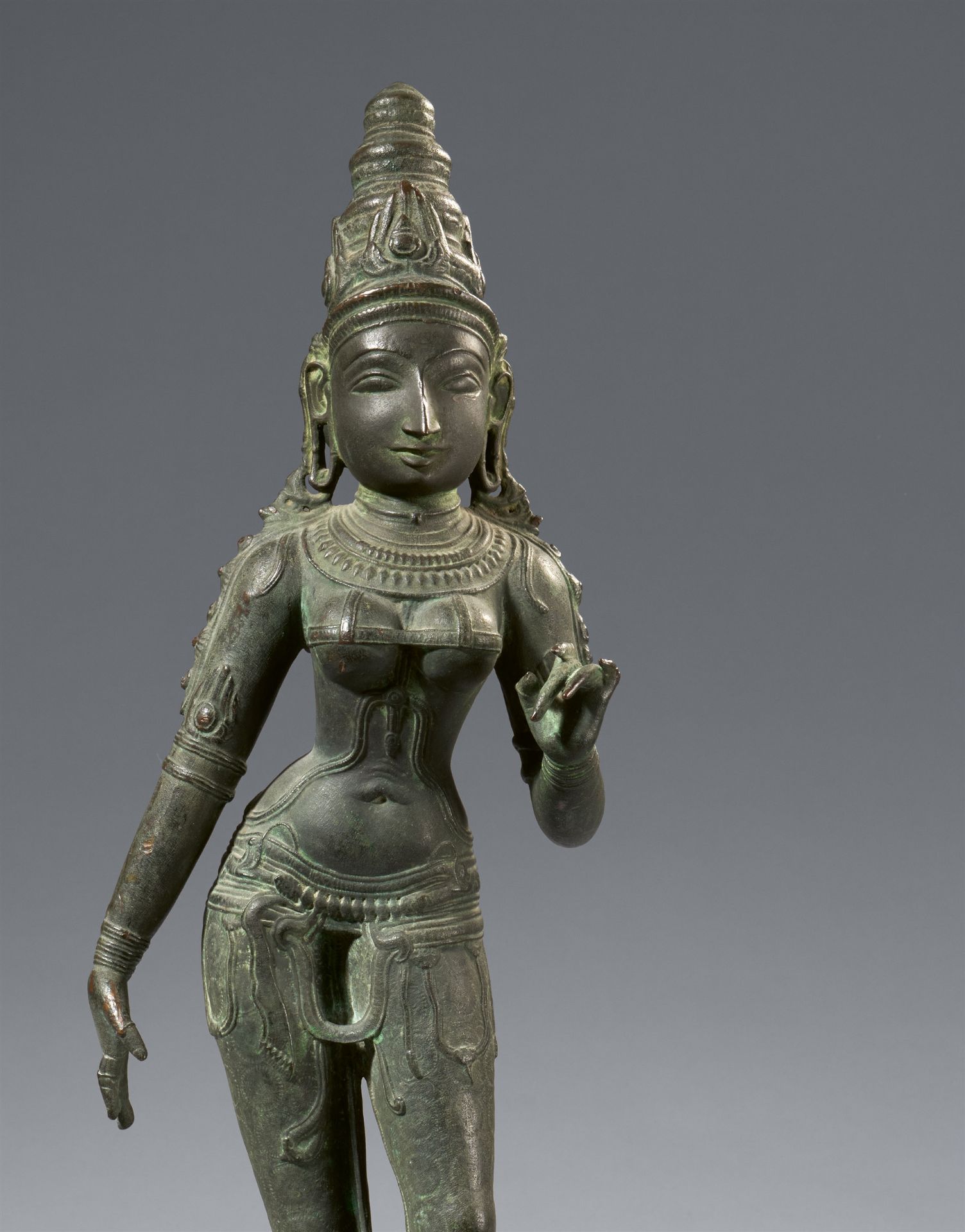 A fine bronze figure of Lakshmi (Shridevi). Southern India, Tamil Nadu. Vijayanagar period, ca. 15th - Image 5 of 9