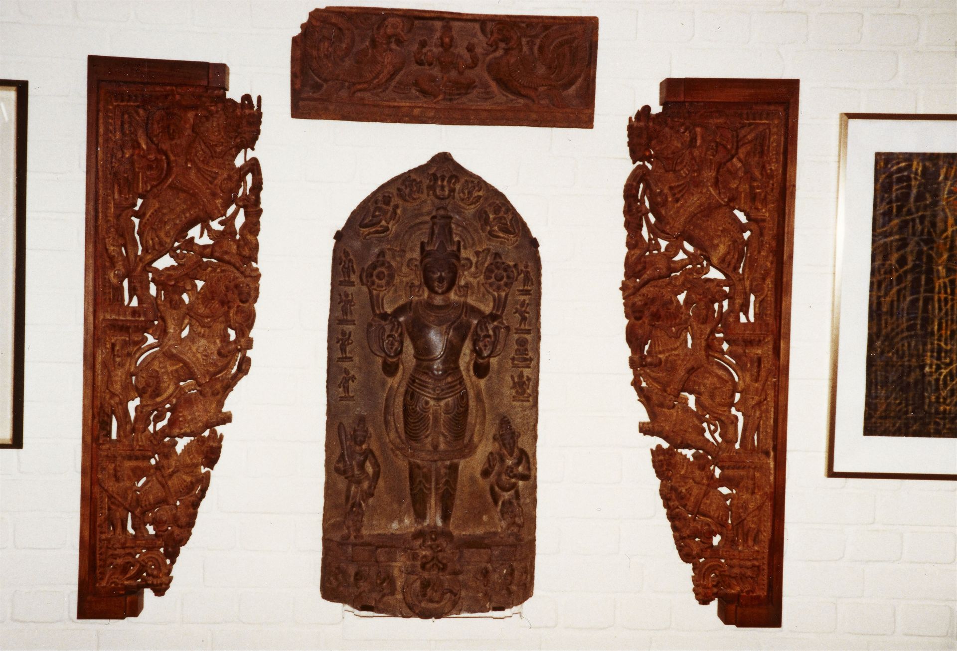 Sehr große Stele des Surya. Schwarzer Stein. Nordost-Indien, Bihar. 11./12. Jh. - Bild 5 aus 5