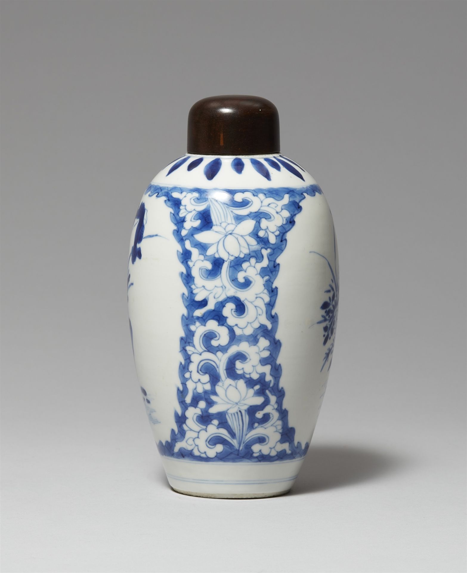 Blau-weiße Vase. Kangxi-Periode (1662–1722) - Bild 2 aus 5