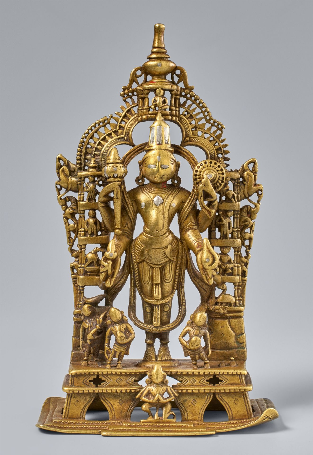 Vishnu-Altar. Gelbguss. West-Indien, Gujarat. Inschriftlich datiert 1465