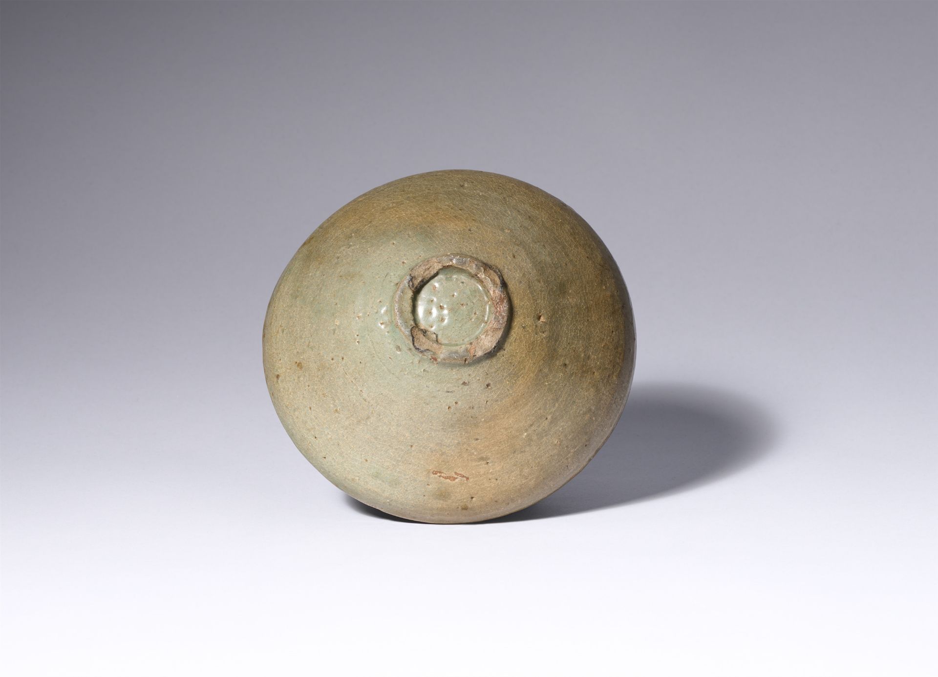 A Korean celadon bowl. Goryeo dynasty, 12th/13th century - Image 2 of 2