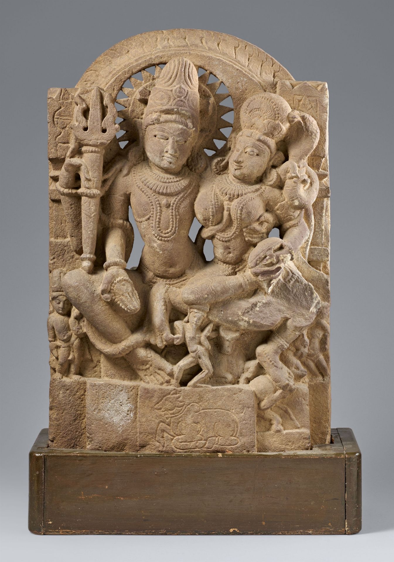 Stele von Shiva und Parvati (Umamaheshvara). Stein. Indien, Rajasthan/Madhya Pradesh. 11./13. Jh.