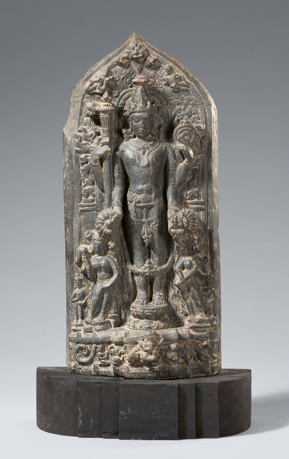 Stele des Vishnu. Schwarzer Stein. Nordost-Indien, Bihar. Pala-Zeit, 12. Jh.