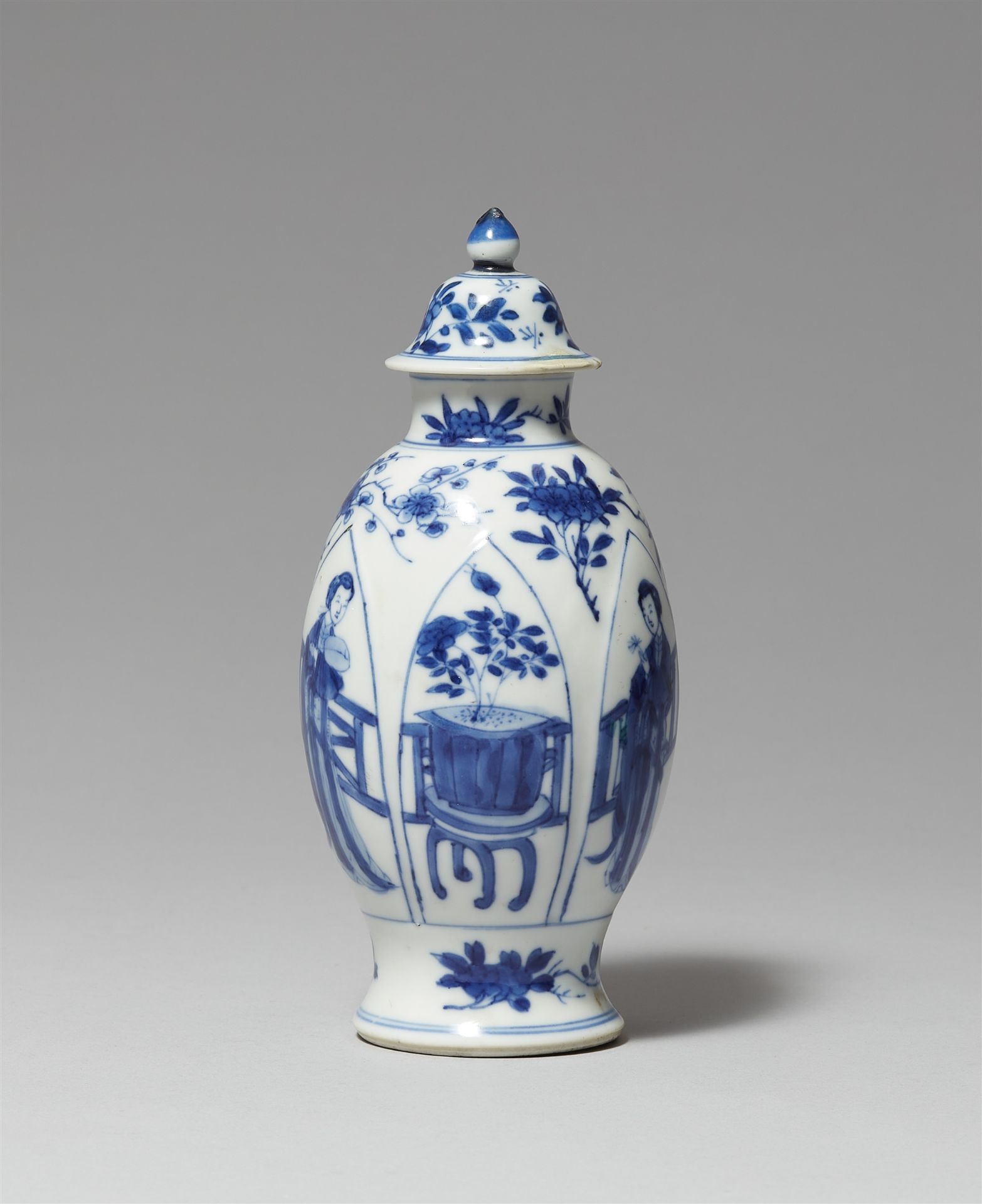 Kleine blau-weiße Lange-Lijzen-Deckelvase. Kangxi-Periode (1662–1722)