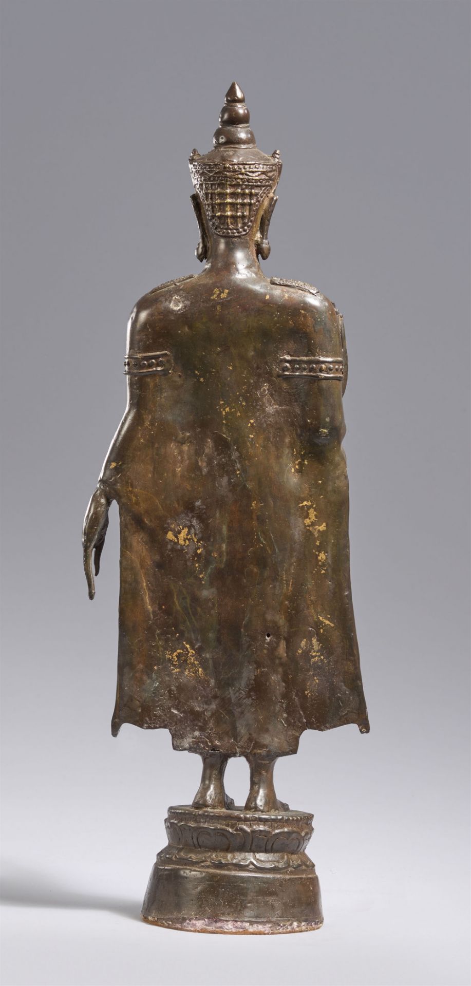 Buddha im Fürstenschmuck. Bronze. Thailand. Ayutthaya-Stil, 17. Jh. oder später - Bild 2 aus 2