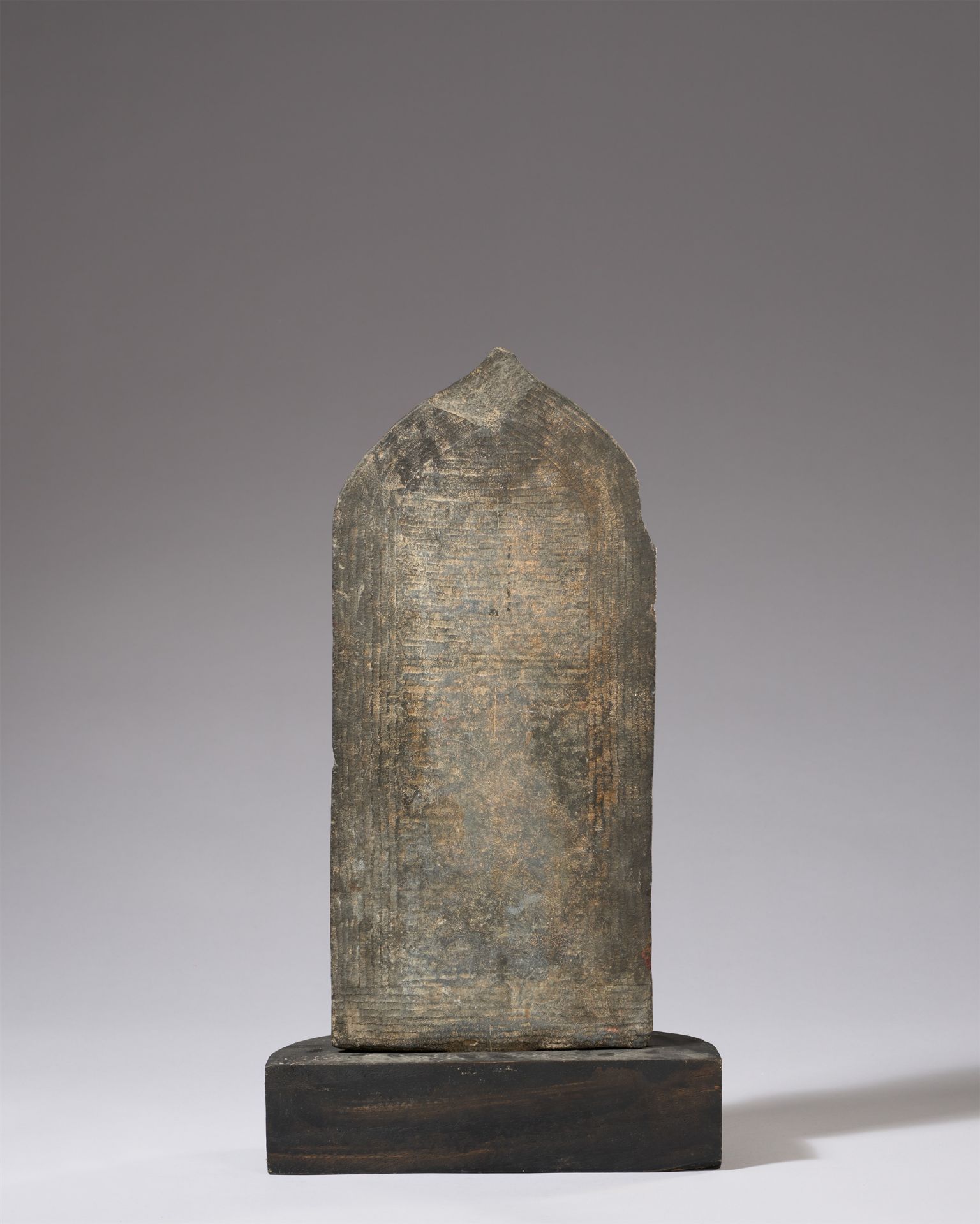 Stele des Vishnu. Schwarzer Stein. Nordost-Indien, Bihar. Pala-Zeit, 12. Jh. - Bild 2 aus 3