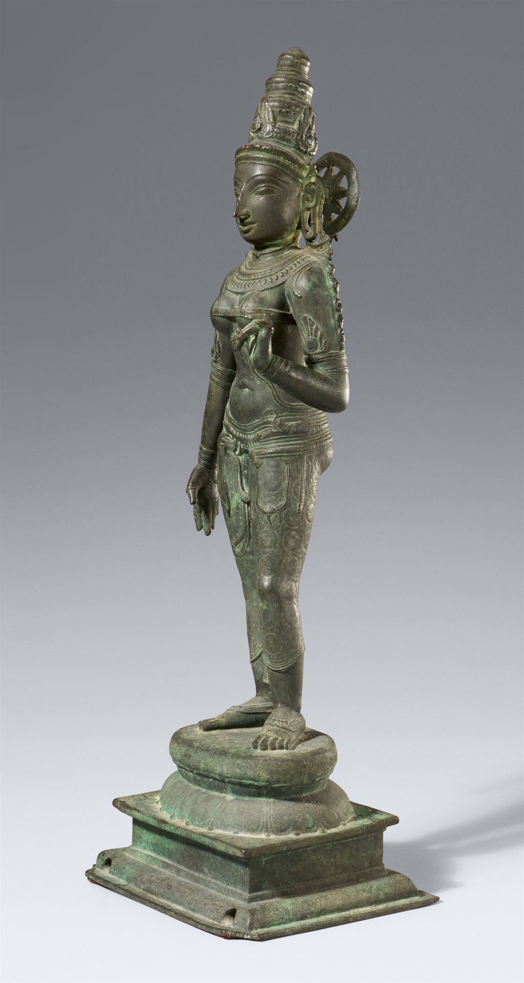 A fine bronze figure of Lakshmi (Shridevi). Southern India, Tamil Nadu. Vijayanagar period, ca. 15th - Image 2 of 9