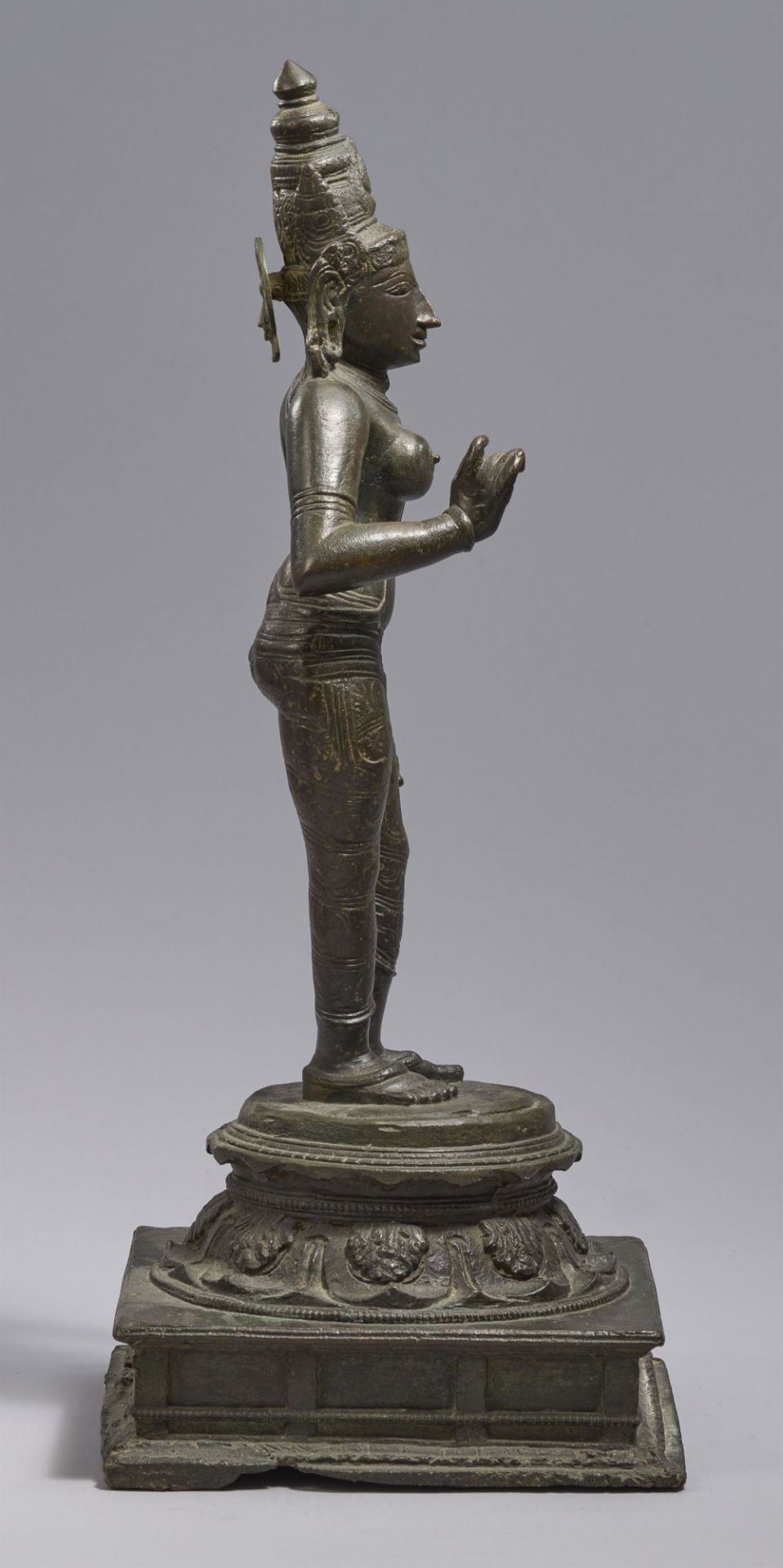 A fine bronze figure of Bhudevi or Parvati. Southern India, Tamil Nadu. Vijayanagara period, ca. 16t - Image 6 of 8