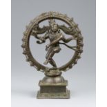 Tanzender Shiva in Flammenaureole (Shiva Nataraja). Bronze. Süd-Indien. Im Chola-Stil, 19. Jh.