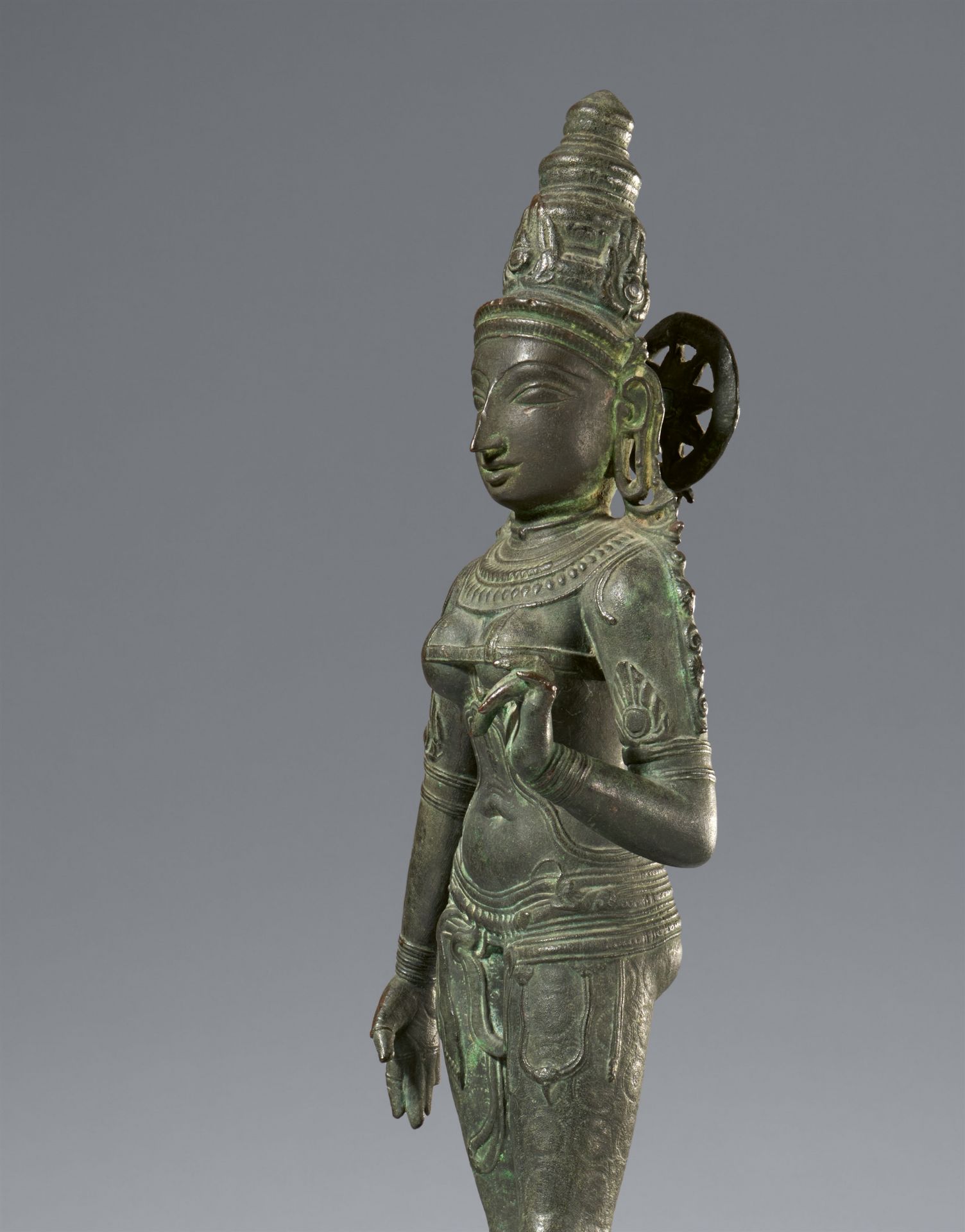 A fine bronze figure of Lakshmi (Shridevi). Southern India, Tamil Nadu. Vijayanagar period, ca. 15th - Image 6 of 9