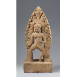 Antefix einer tanzenden Figur. Beigefarbener Sandstein. Kambodscha.