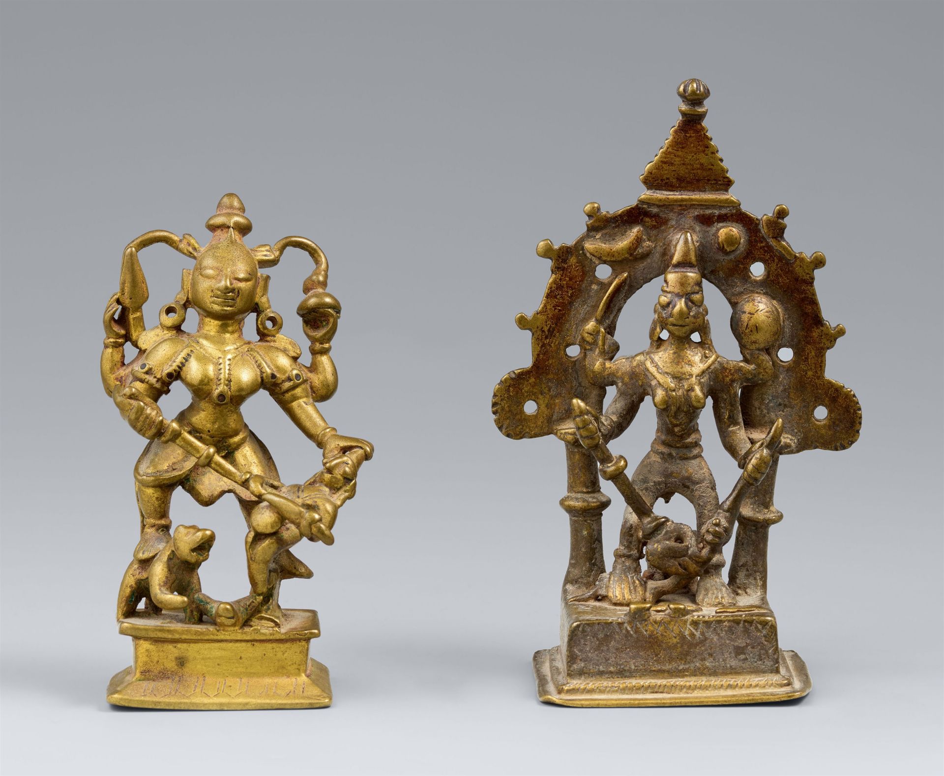 Zwei Mahishasuramardini-Figuren. Gelbmetall. Zentral-Indien, Maharashtra. 19. Jh.